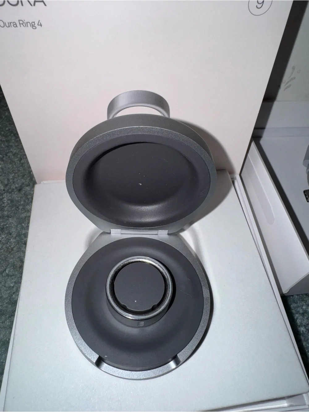 oura ring 4 size 9 brushed silver with 2 dock and battery charger